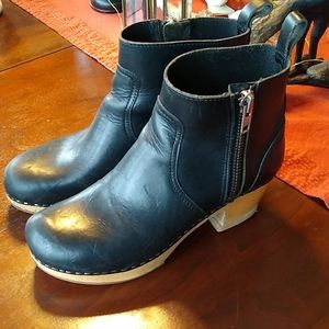 Toffel Swedish Hasbeens black leather platform boo